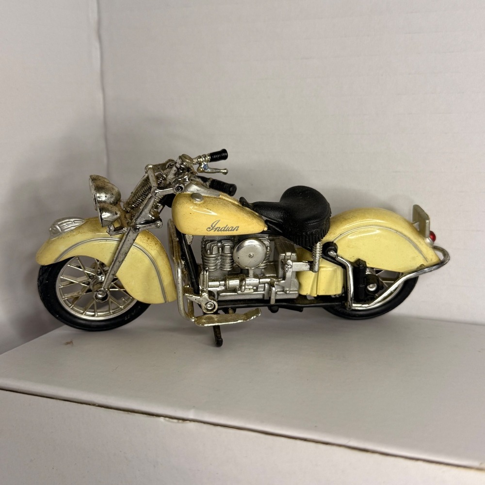 Maisto Indian Chief Motorcycle 1:18 Scale Yellow Diecast Metal Model Vintage